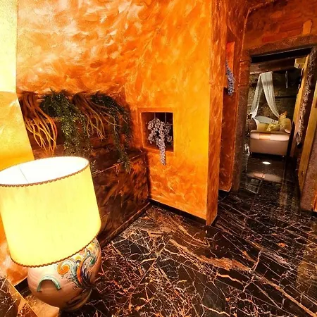 Love hotel Botticelli *