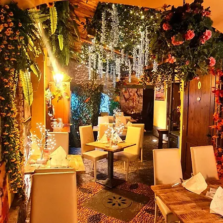 Botticelli Love hotel