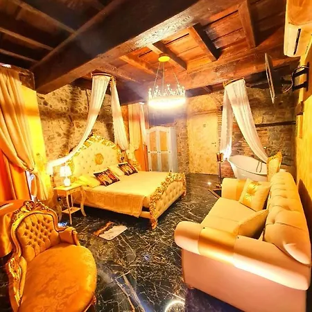 Botticelli Love hotel