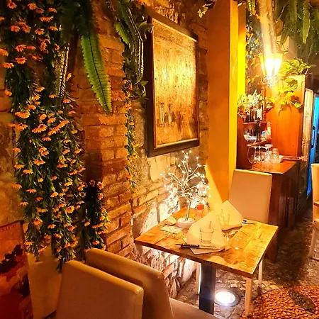 Botticelli Love hotel