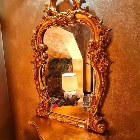 Botticelli Love hotel